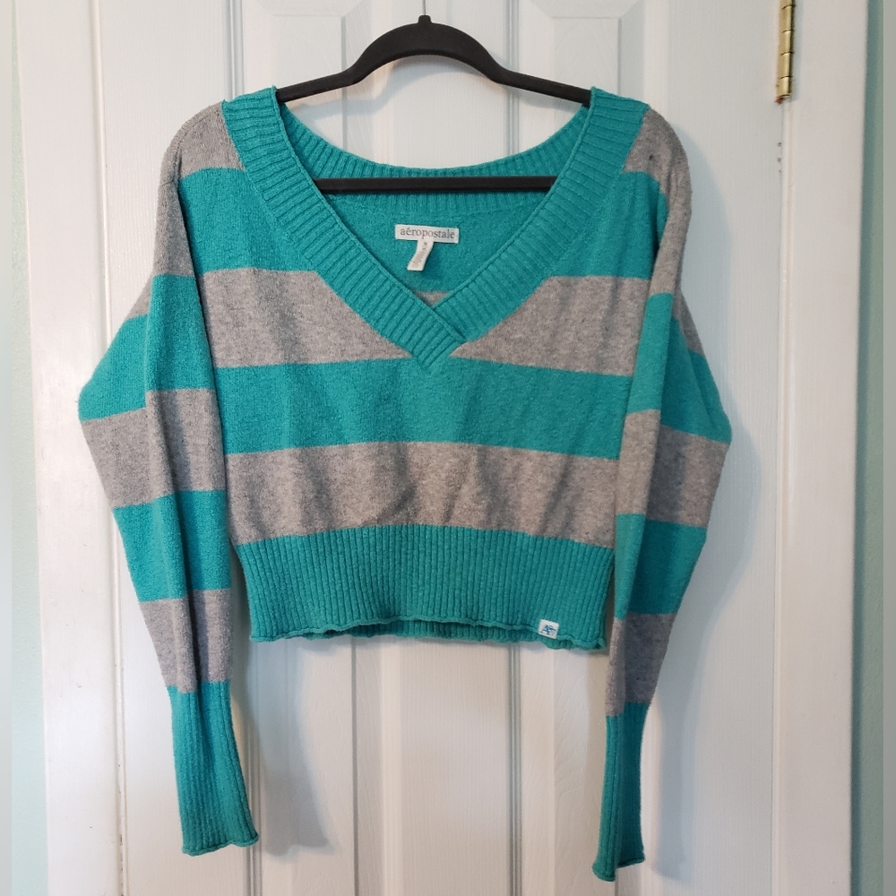 Aero cropped sweater size Medium
